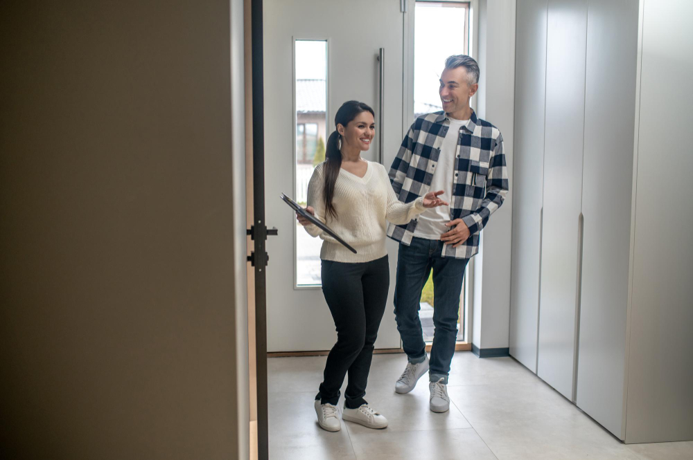 Signs to Look Out for When Touring an Apartment